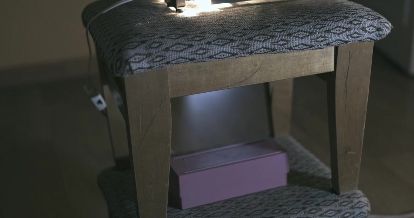 Primer plano de una mujer mirando diapositivas fotográficas