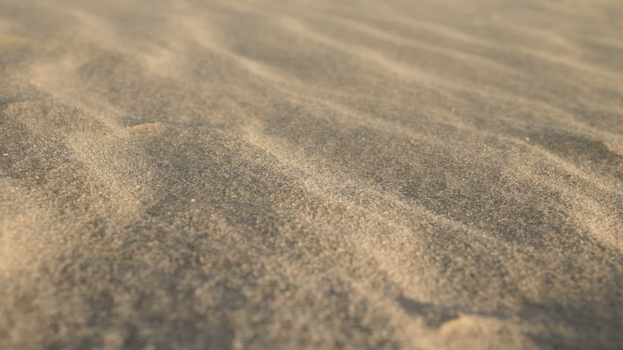 Windverwehter Sand auf einer Wüstendüne in Ägypten, der natürliche Texturen und Muster erzeugt.
