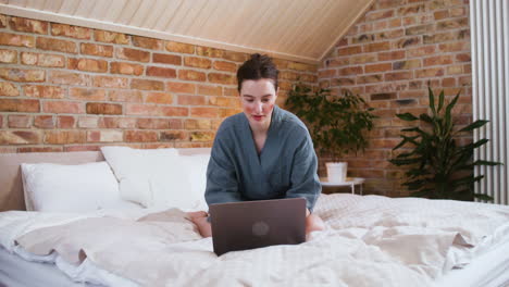 mujer en el dormitorio