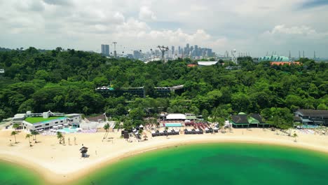 playa sentosa, singapur: vista del complejo con el horizonte de la ciudad en la distancia