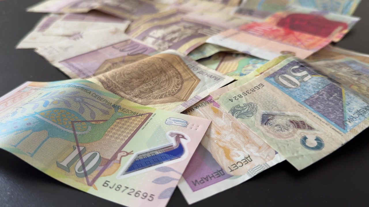 Uang Kertas Denar Makedonia Utara dan Uang Tunai yang Memperlihatkan Uang Kertas Mata Uang Makedonia Tersebar di Atas Meja