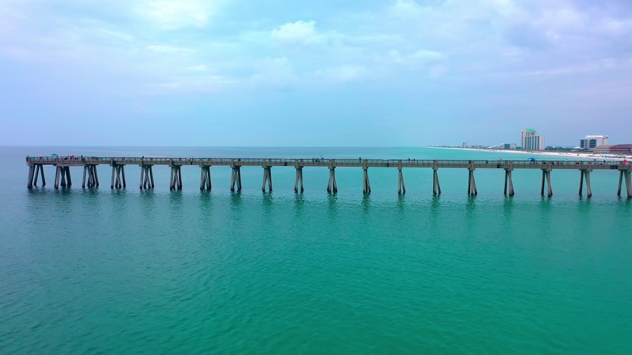 Ripresa aerea con drone che vola lungo il fianco del molo di Navarre Beach FL