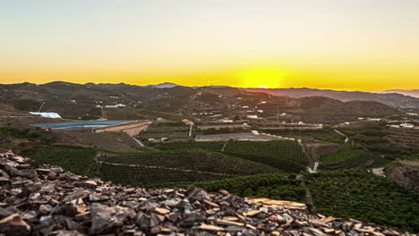 Alto-Mirador-Del-Amanecer-Con-Vistas-Al-Maravilloso-Valle-Profundo,-Campo-Agrícola-Temprano-En-La-Mañana