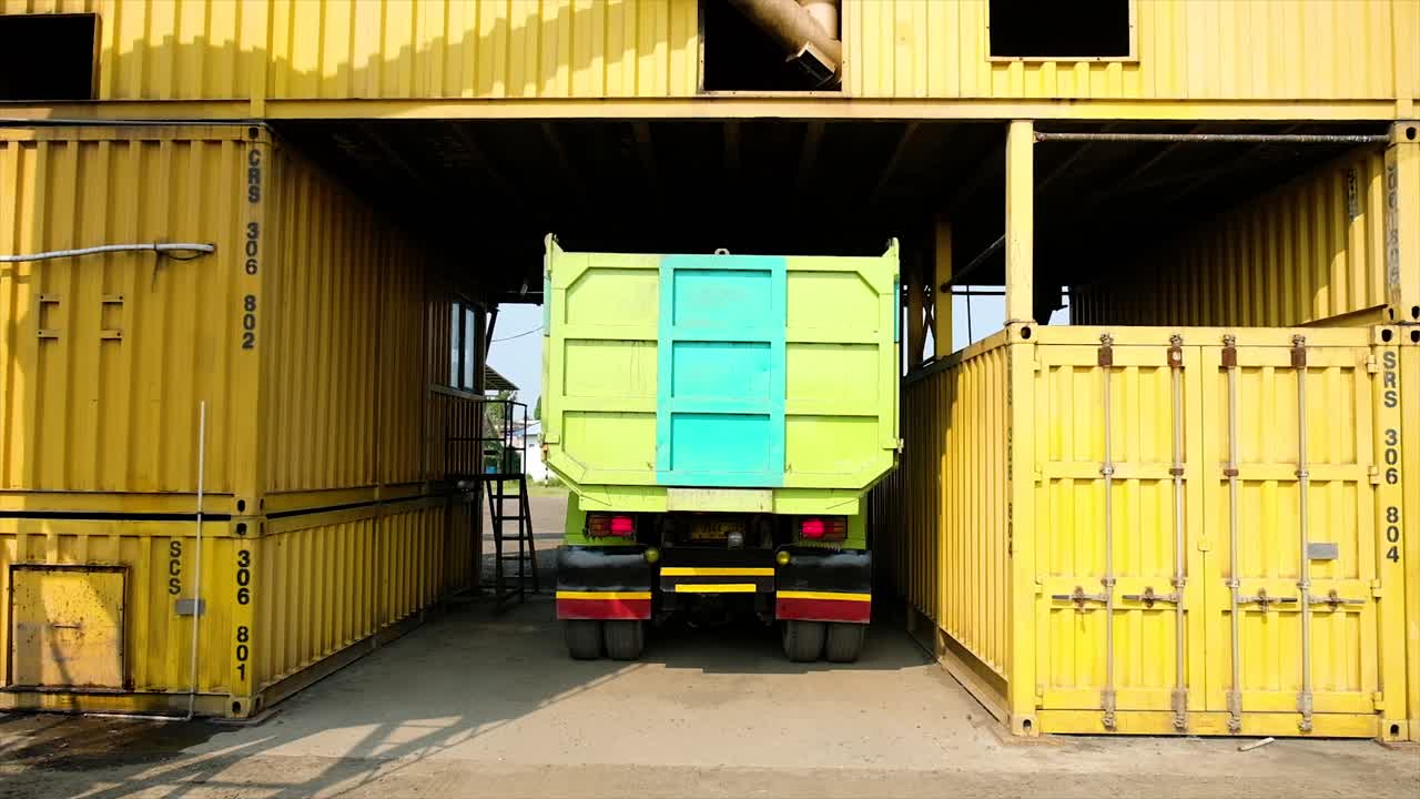 트럭에 아그레이트를 부는 과정