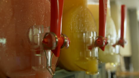 dispensador de jugo en el café 4k