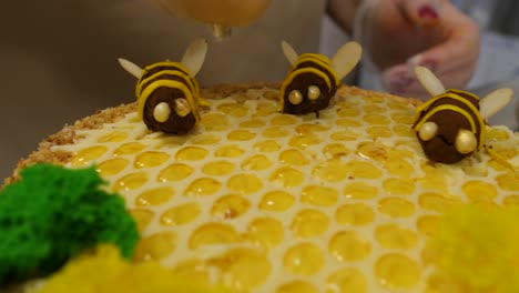 decorando un pastel de panal con abejas