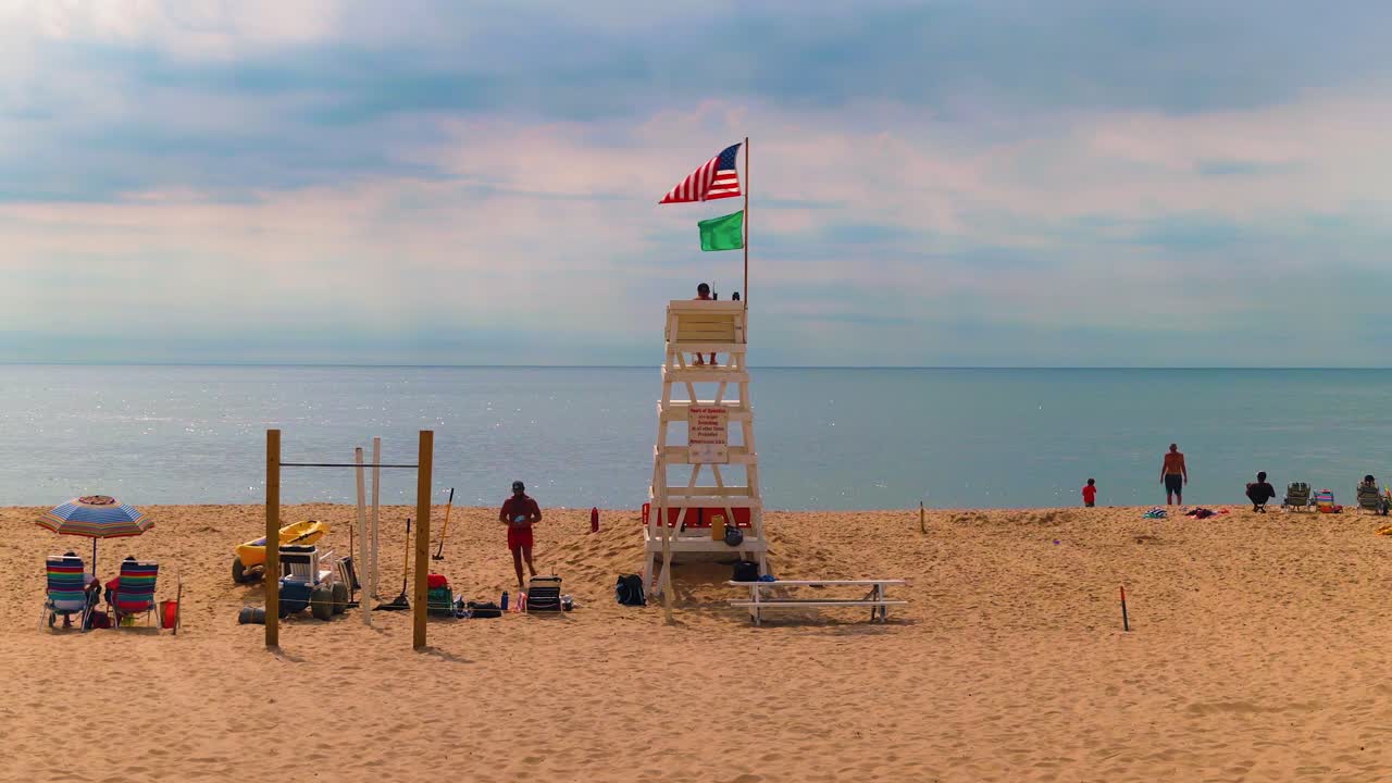 banderas ondeando con el viento en la torre de salvavidas en east hampton beach, suffolk, nueva york