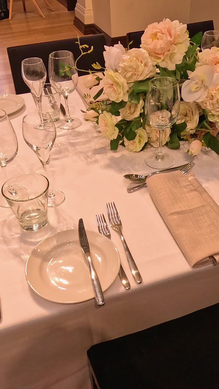 꽃 장식 을 한 우아 한 식탁 장식