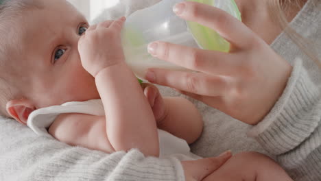 Mutter-Füttert-Ihr-Baby-Und-Trinkt-Milch-Aus-Der-Flasche.-Liebende-Mutter,-Die-Sich-Zu-Hause-Um-Ihr-Kleinkind-Kümmert.-Verantwortung-Für-Die-Mutterschaft,-4k