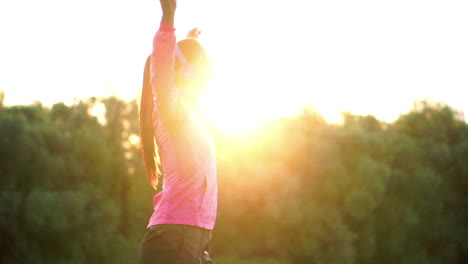 la chica se calienta temprano en la mañana antes del entrenamiento preparándose para una carrera en el sol