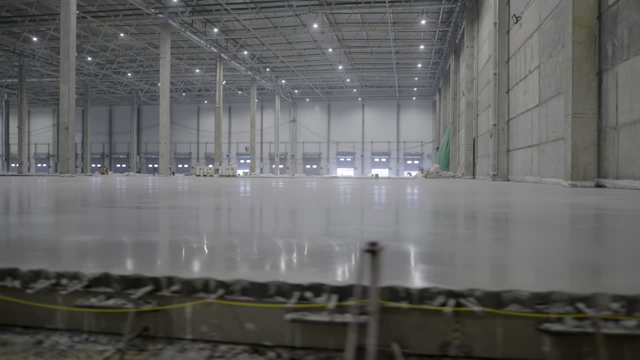 пустой склад в стадии строительства