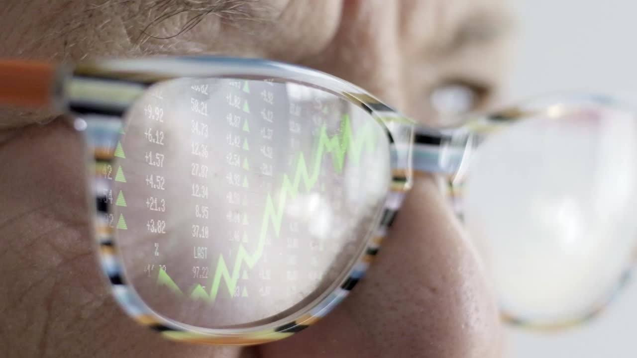 gráfico de mercado verde tendencia hacia arriba en gafas usando vieja mujer de negocios sénior en la animación holográfica futurista