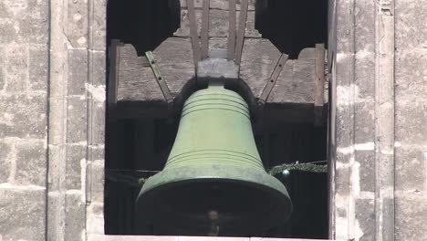 campana en la parte delantera de la catedral metropolitana de la ciudad de méxico