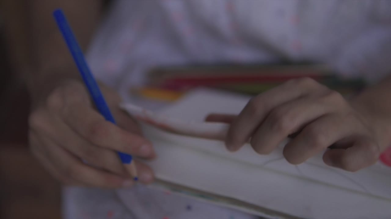 스케치북 페이지를 넘나드는 그림 작가 - 슬로모