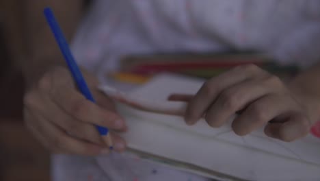 artista de dibujos hojeando las páginas del cuaderno de bocetos - slomo