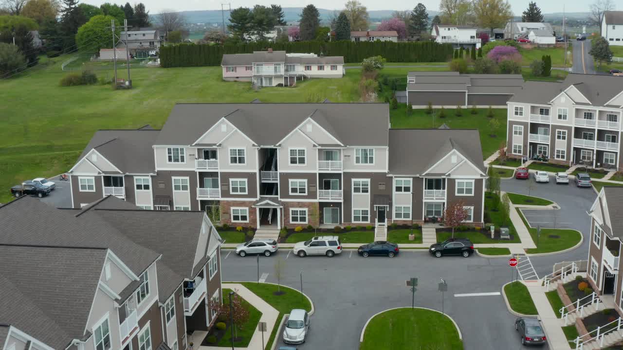 antena de un gran complejo de edificios de apartamentos modernos