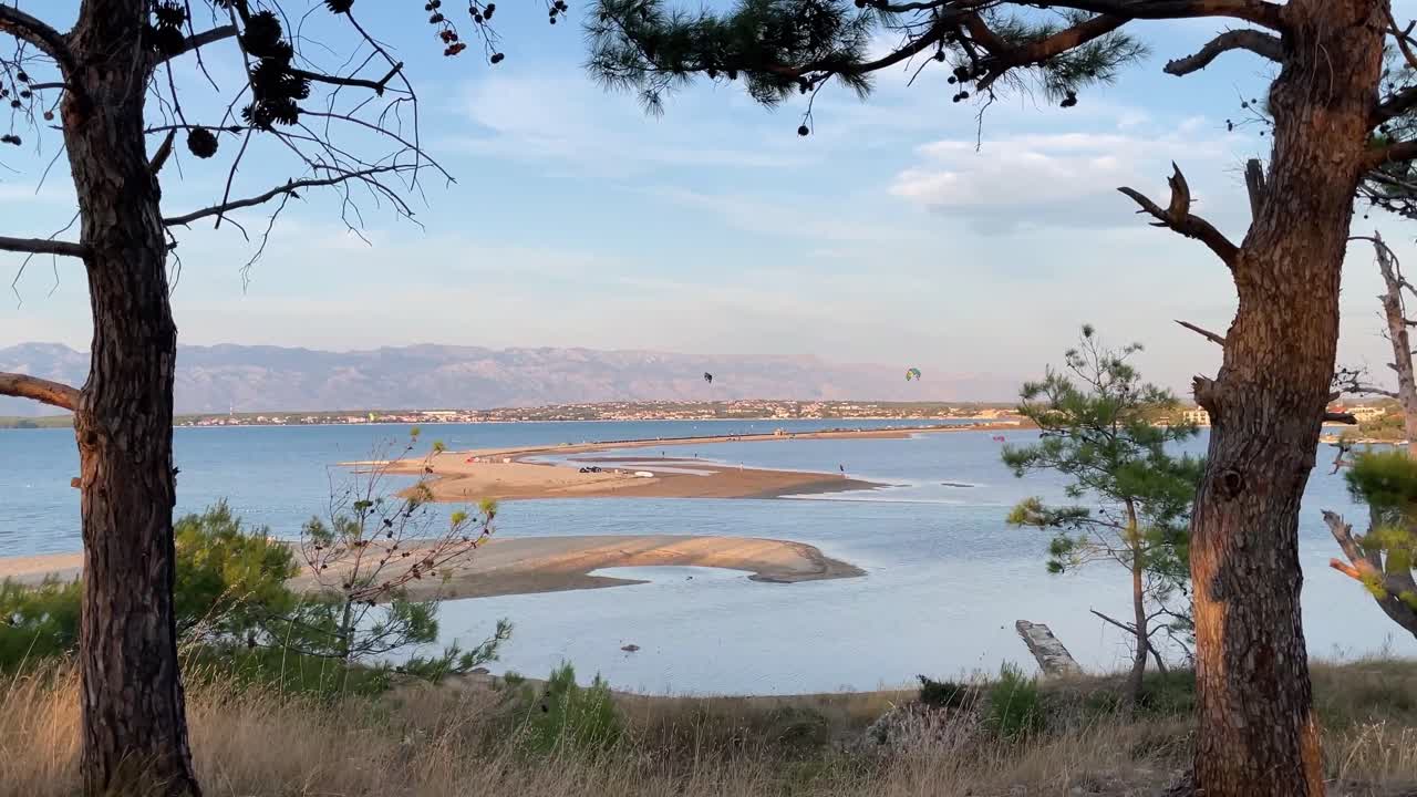 닌, 크로아티아의 모래사장에서 고요한 저녁