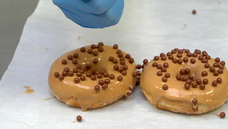 Chispas-De-Chocolate-Cayendo-Sobre-Donas-Glaseadas