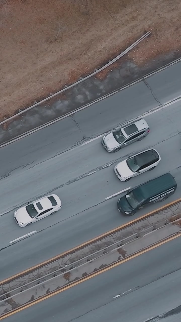Droneudsigt over motorvej, der løber gennem Brooklyn-kvarterer.