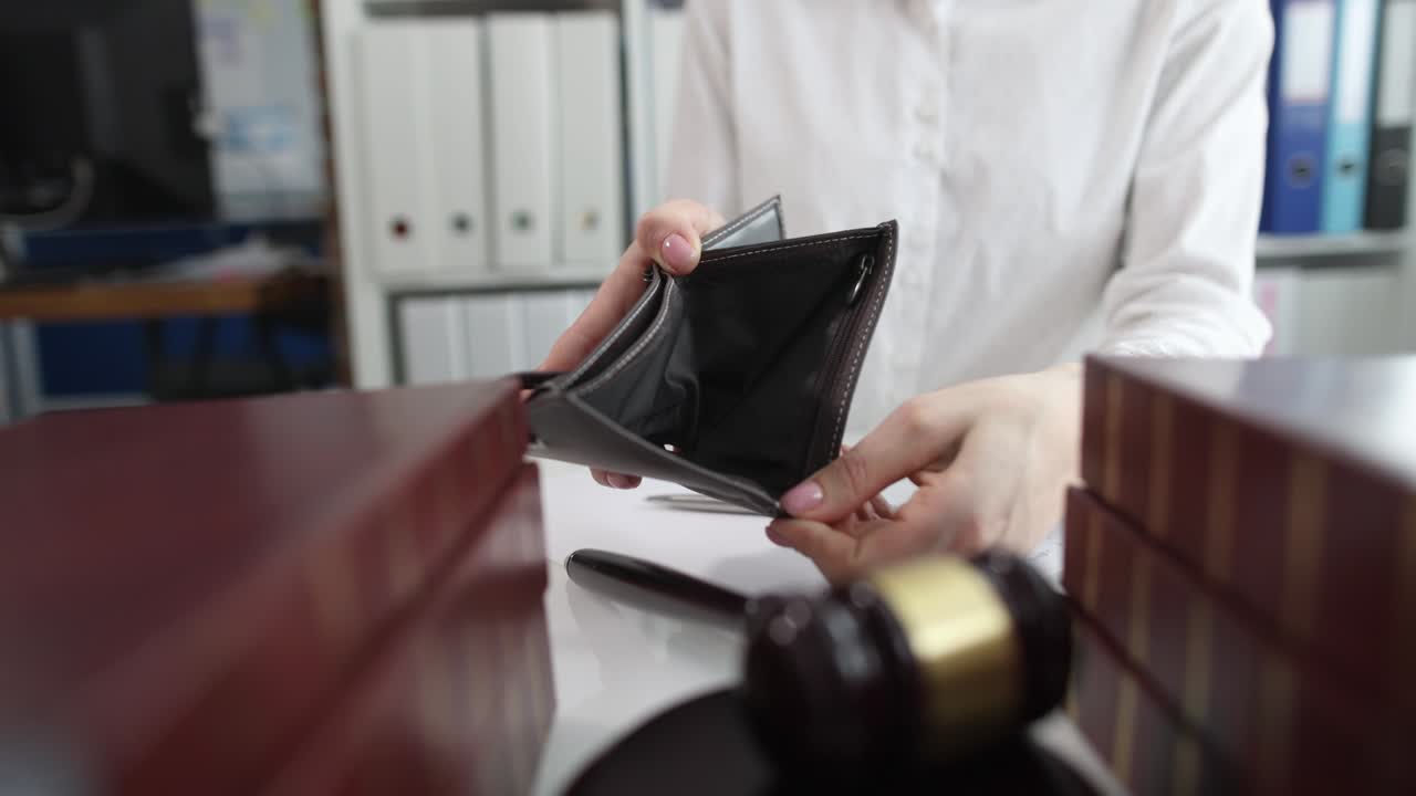 판사 앞에서 빈 지갑을 들고 있는 클라이언트 가벨 클로즈업 4k 영화
