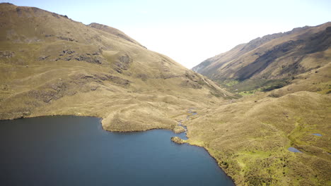 drone volando sobre las montañas de los andes y el lago en el parque nacional cajas, ecuador