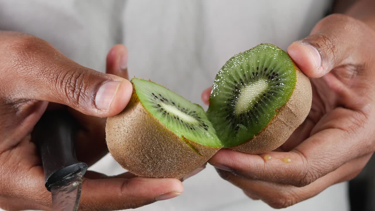 Cortar un kiwi