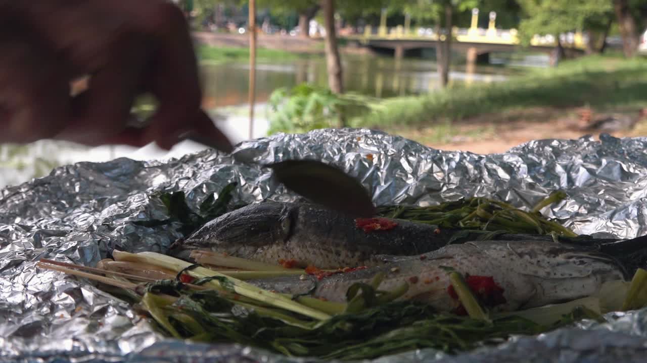 강가에서 호일로 요리한 생선