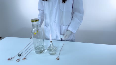 el científico lleva a cabo un experimento con una reacción química brillante