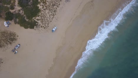 Toma-Aérea-Ascendente-Del-Camping-Playa-Todos-Santos-En-Baja-California