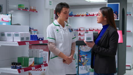 el farmacéutico ofrece loción de aloe vera