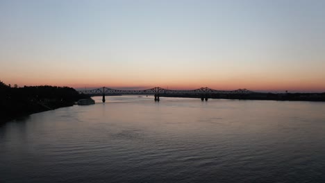 Amplia-Toma-Aérea-Ascendente-Del-Puente-Natchez-vidalia-En-El-Río-Mississippi-Al-Atardecer