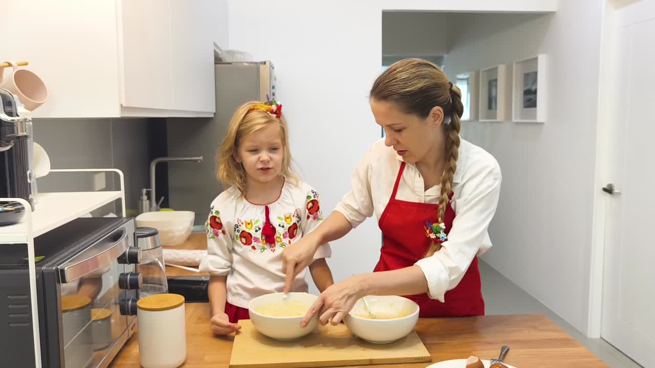 어머니 와 딸 이 함께 베이킹 하고 있다