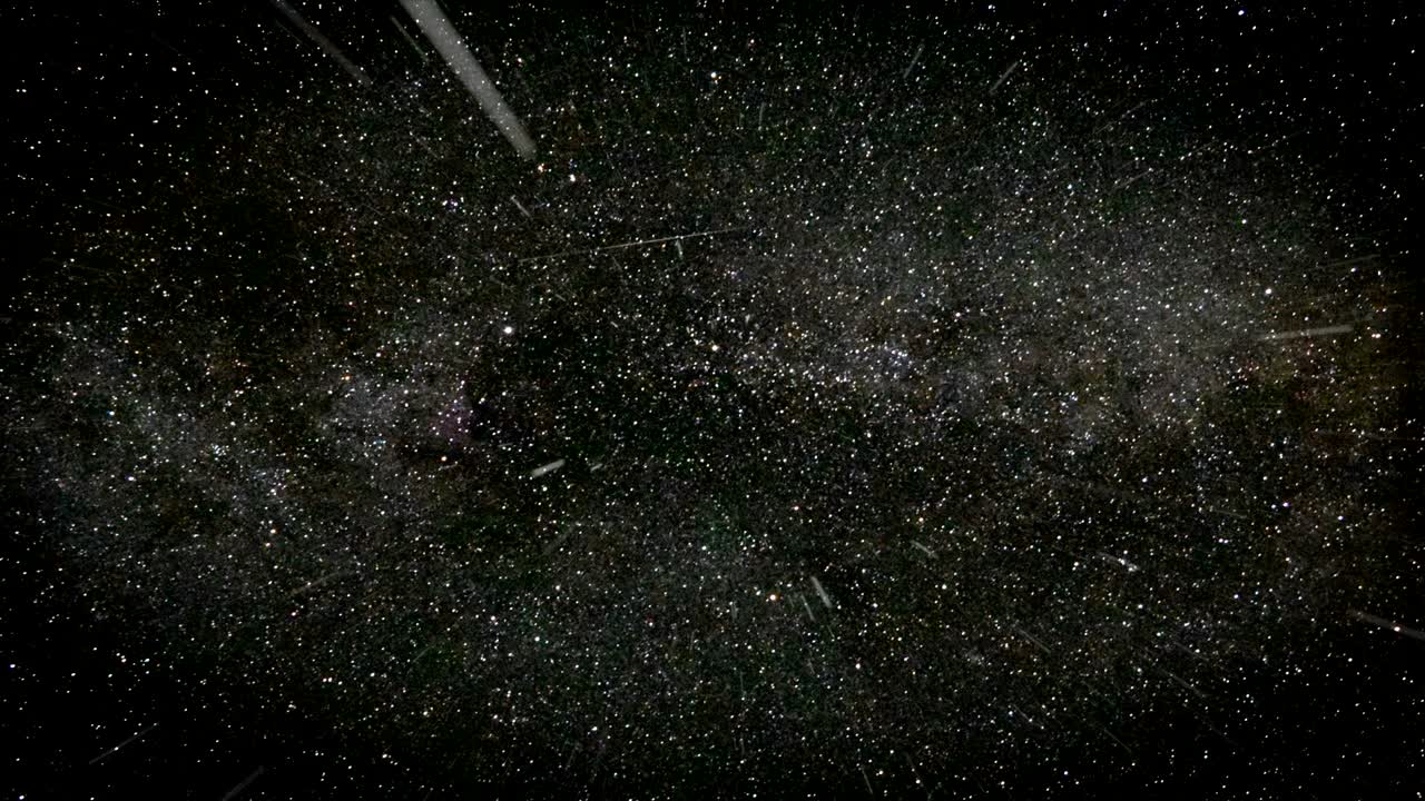 Volando attraverso campi stellari nello spazio nero