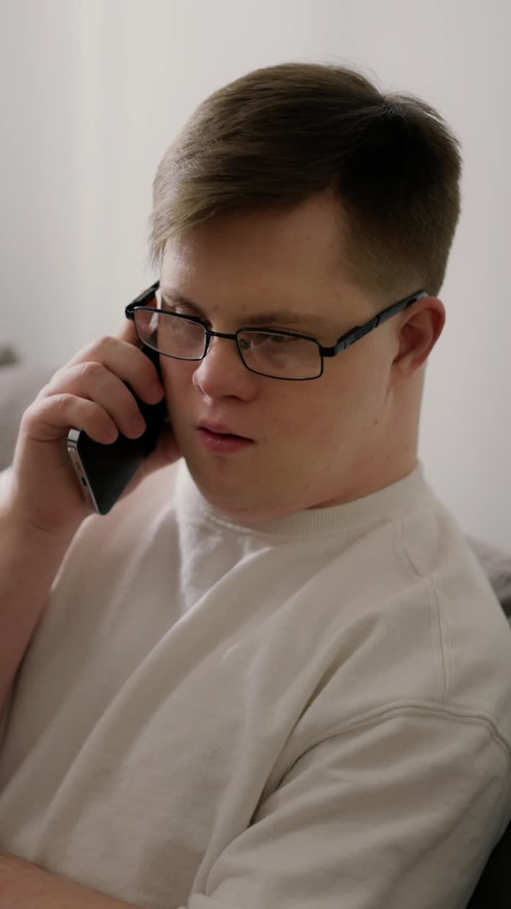 전화 통화 하는 젊은 남자