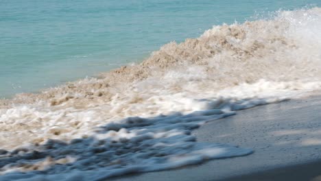 Mar-Tropical-Con-Pequeñas-Olas-Rompiendo-En-La-Playa-A-Cámara-Lenta