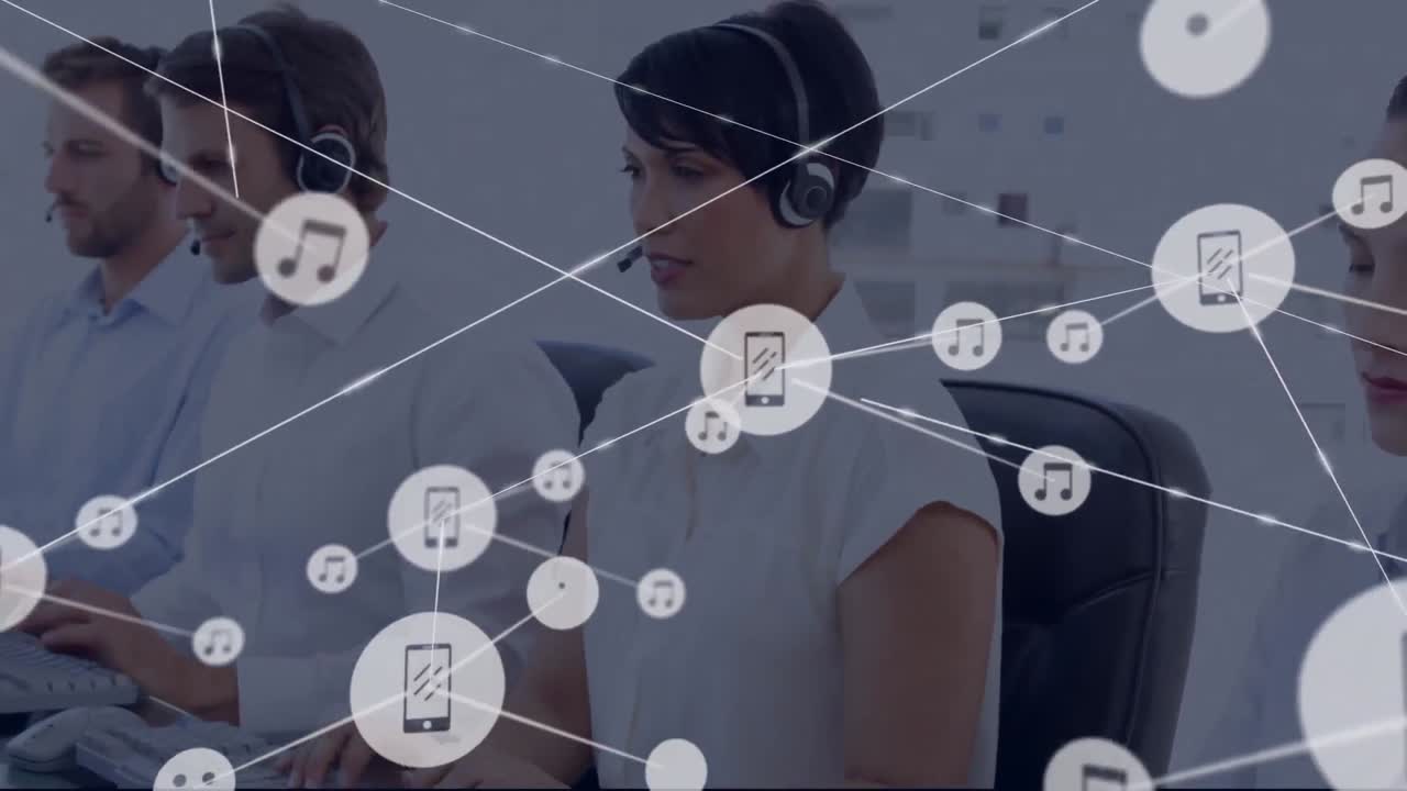 animación de una red de iconos digitales sobre una mujer biracial con auriculares de teléfono sonriendo en la oficina