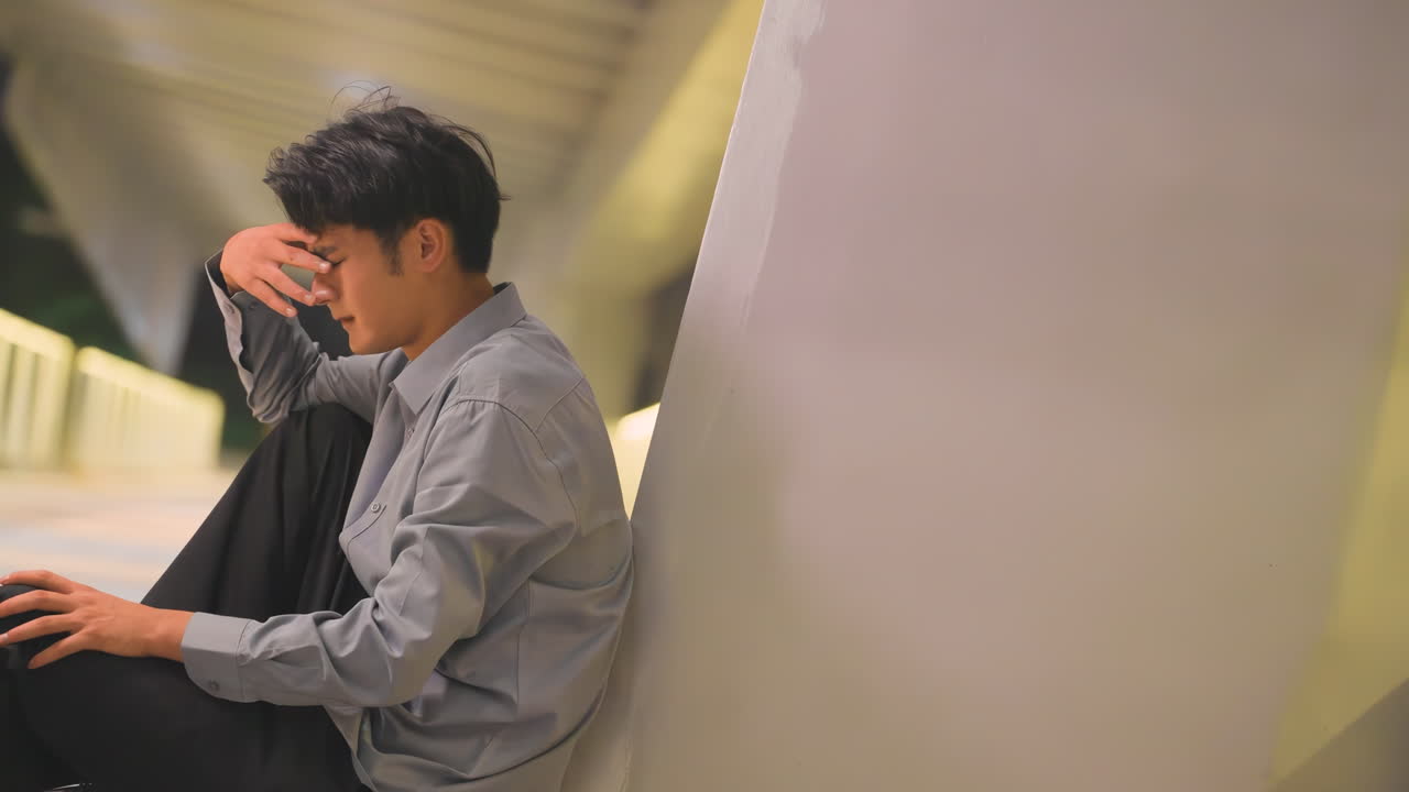 길거리에 혼자 앉아 우는 불행한 사업가, 업무 스트레스와 번아웃, 지치고 과로하여 실망감을 느끼며, 빚의 감정에 압도되고, 해고 후 정신 건강 우울증.