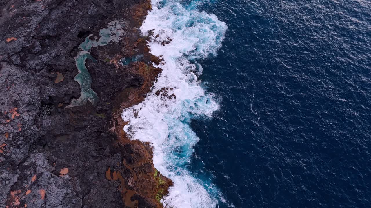 Mozzafiato riprese aeree con drone che catturano le splendide piscine naturali di Charcones lungo la costa frastagliata di Lanzarote, Isole Canarie