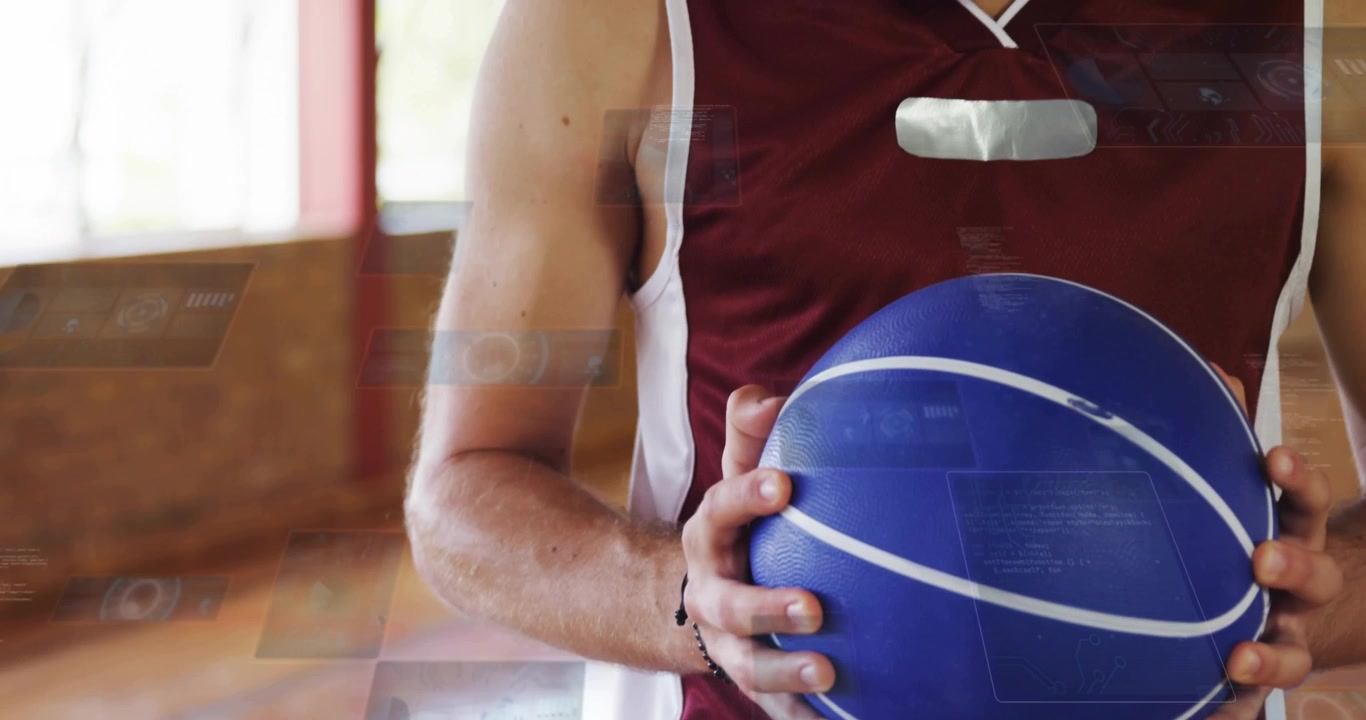 Mandlig atlet justerer basketballgreb, udløser sportsteknologiske overlays og tjekker boldens balance.