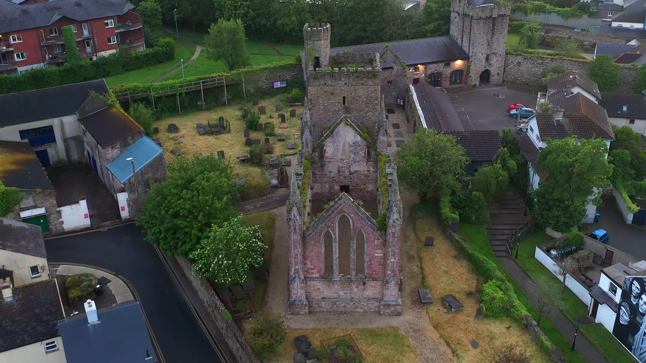 Rekaman Udara dari Atas yang Menunjukkan Biara Selskar, Memperlihatkan Arsitektur Gotik, Batu Nisan Kuburan, dan Kota Pemukiman di Sekitarnya, Wexford, Irlandia