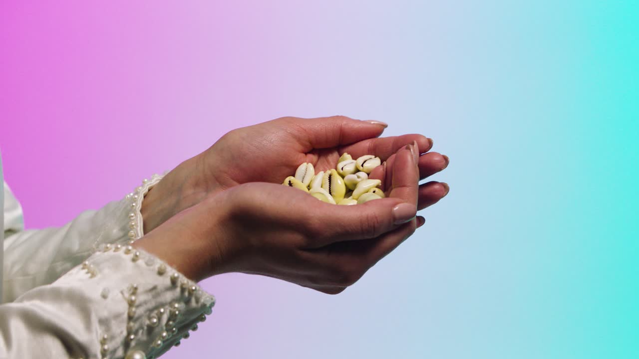 manos intercambiando pastillas