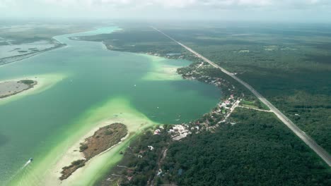 carretera principal y diferentes colores de la laguna de bacalar en el sur de méxico.