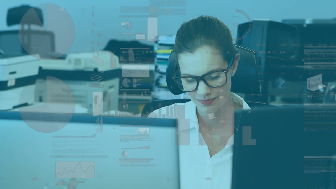 animación del procesamiento de datos financieros sobre una mujer de negocios que trabaja en la oficina