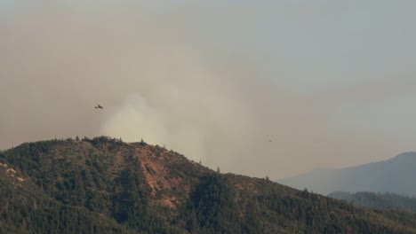 El-Avión-De-Puente-De-Humo-Vuela-Por-Un-Incendio-Forestal-Masivo-En-Las-Montañas