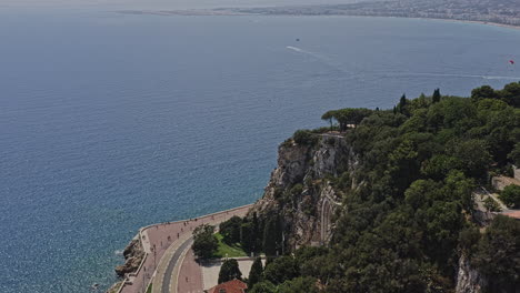 Niza-Francia-Aérea-V17-Drone-Vuela-Alrededor-De-La-Colina-Del-Castillo,-Revela-El-Famoso-Monumento-Histórico-De-Guerra-Rauba-Capeu-Y-Vista-Costera---Julio-De-2021