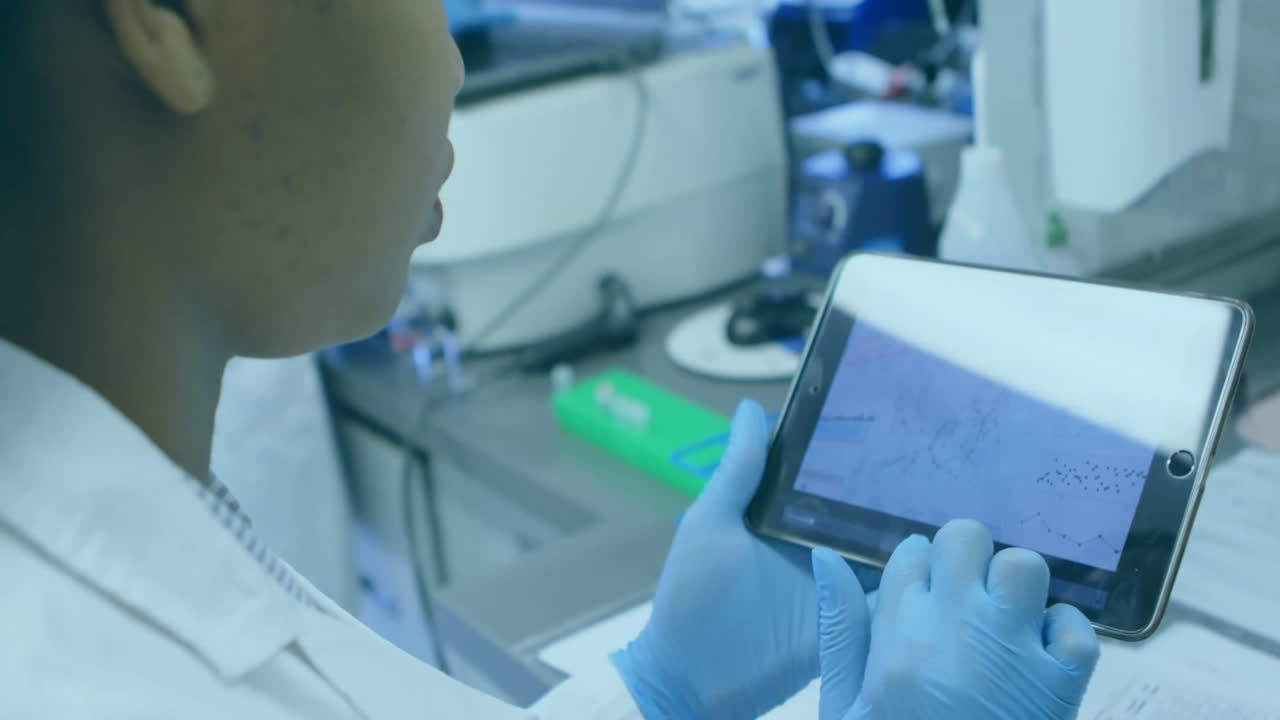 analizando datos en la tableta, científico en el laboratorio con animación de gráficos sobre la pantalla