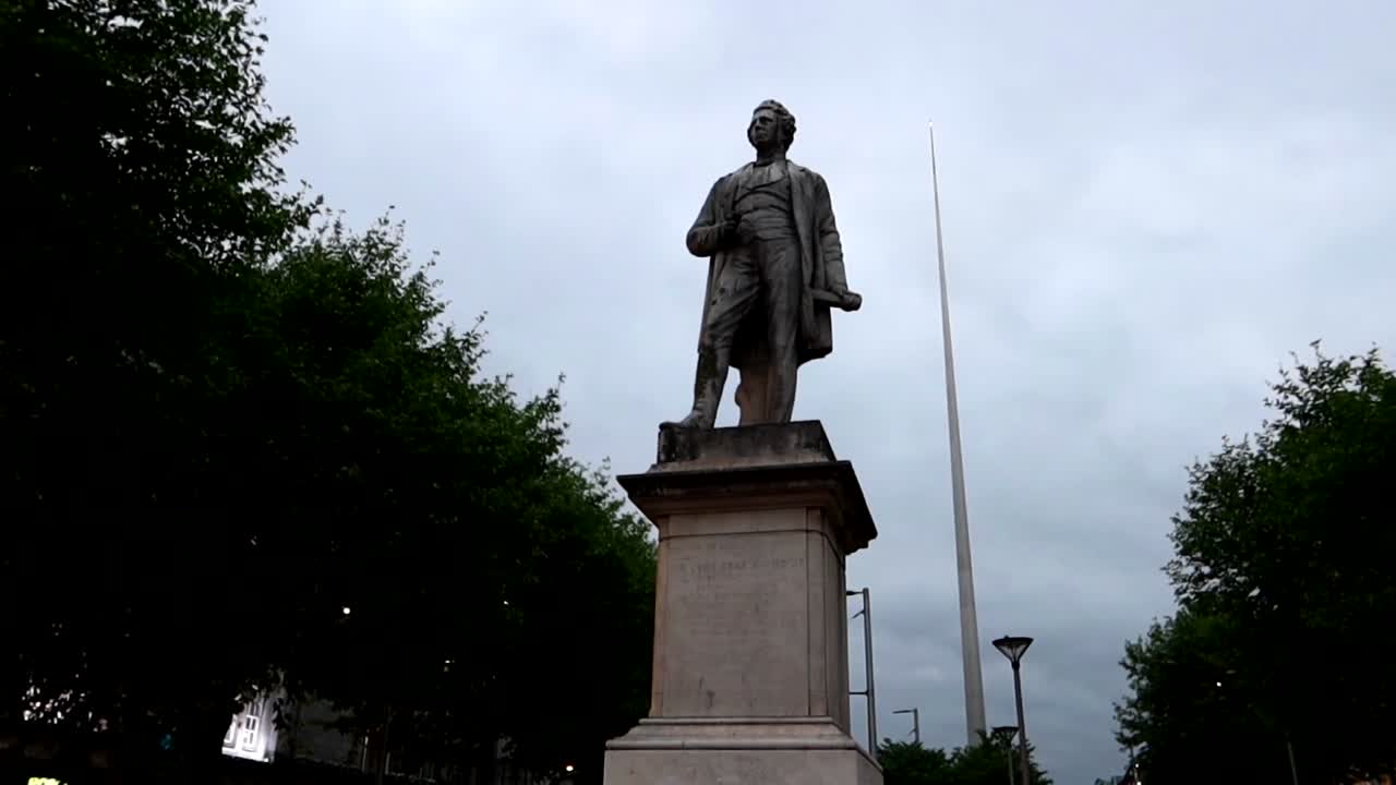 monumento a o'connell y la aguja en el fondo en dublín, irlanda