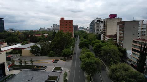 Toma-De-Drones-Hacia-Atrás-De-Calles-Totalmente-Vacías-En-La-Ciudad-De-México