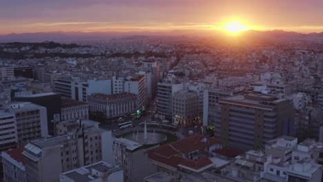 Antena---Plaza-Omonoia-En-Atenas,-Grecia-Al-Atardecer