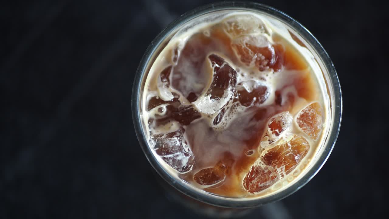 Café helado en un vaso